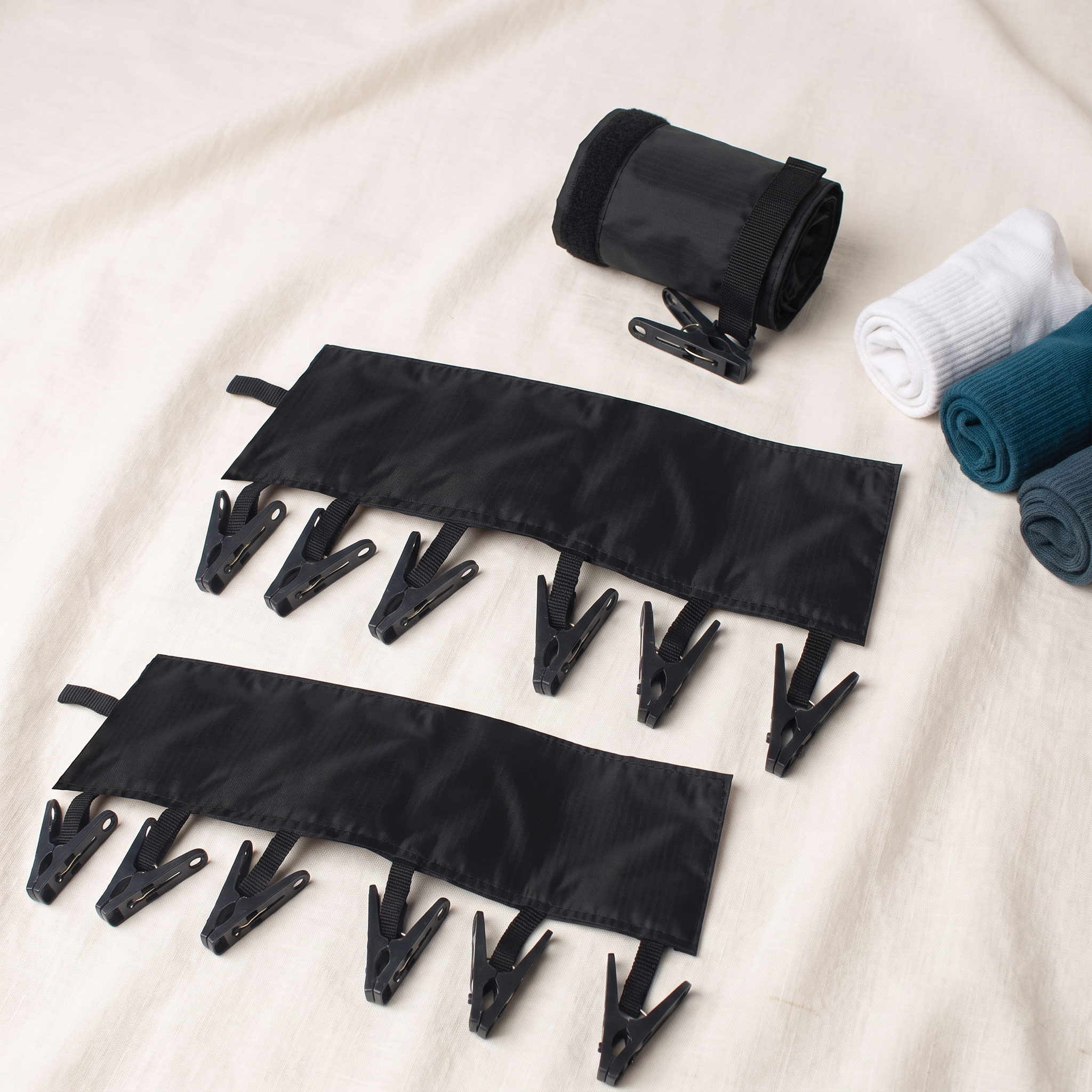 Three VAÉ clip straps, one rolled up, with 18 non-slip clips total